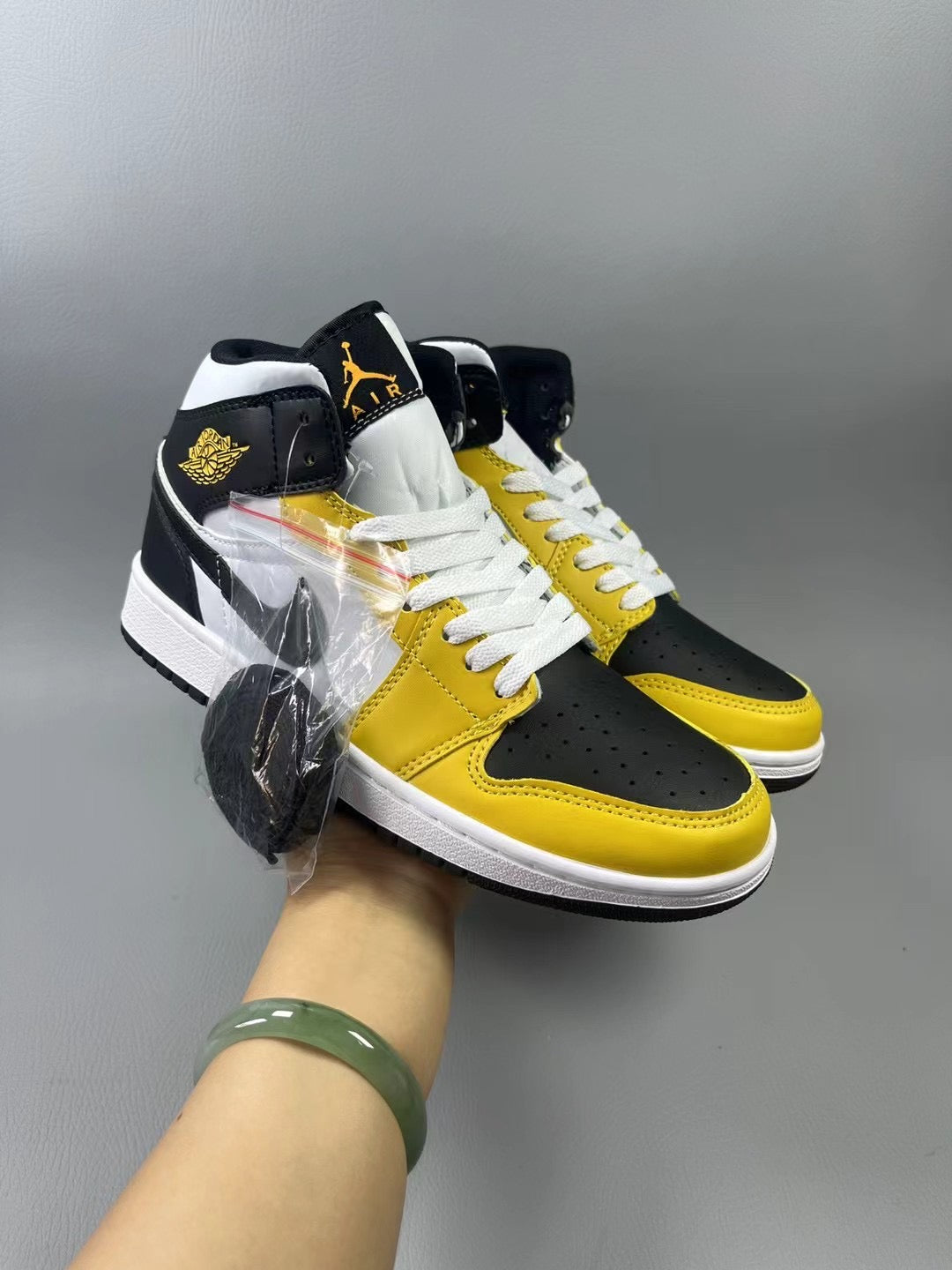 JORDAN 1 BLK YELLOW