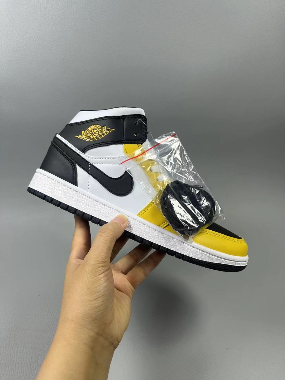 JORDAN 1  BLK YELLOW